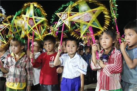 La fête de la pleine lune à la fibre patriotique - ảnh 2